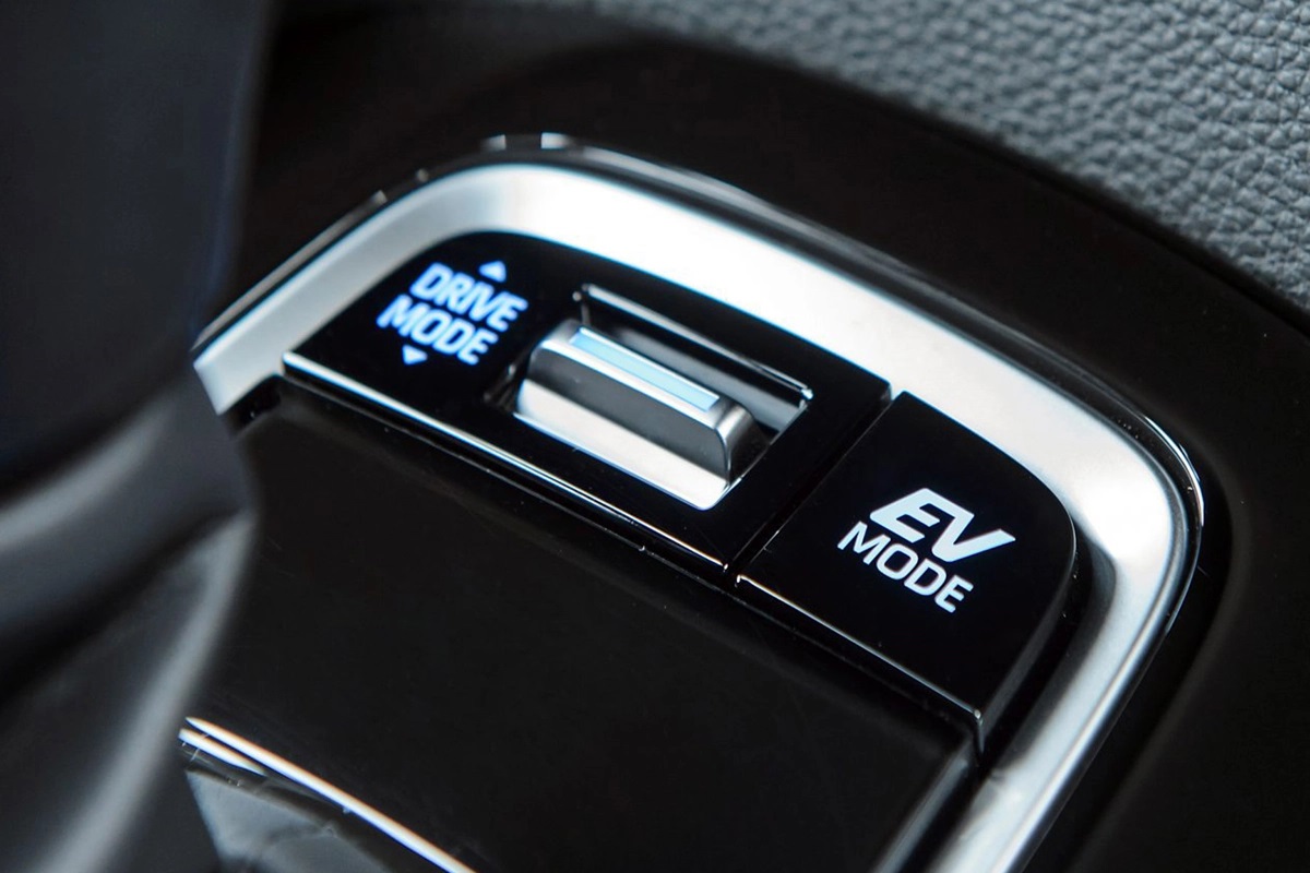 عملکرد خودروهای هیبریدی در دو حالت EV و  اکو بکار